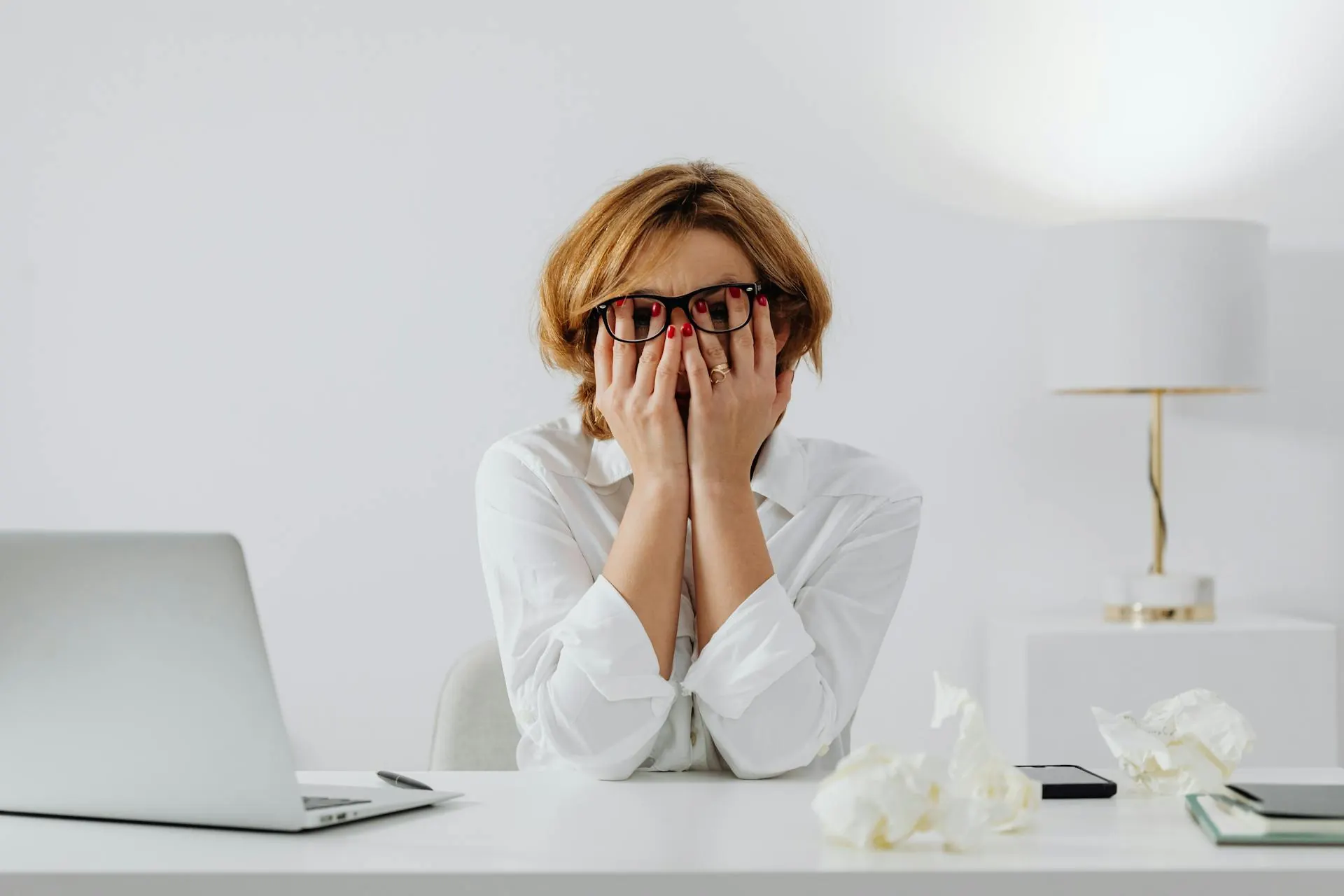 Gaya hidup sehat untuk penglihatan yang optimal, membaca di lingkungan bercahaya baik